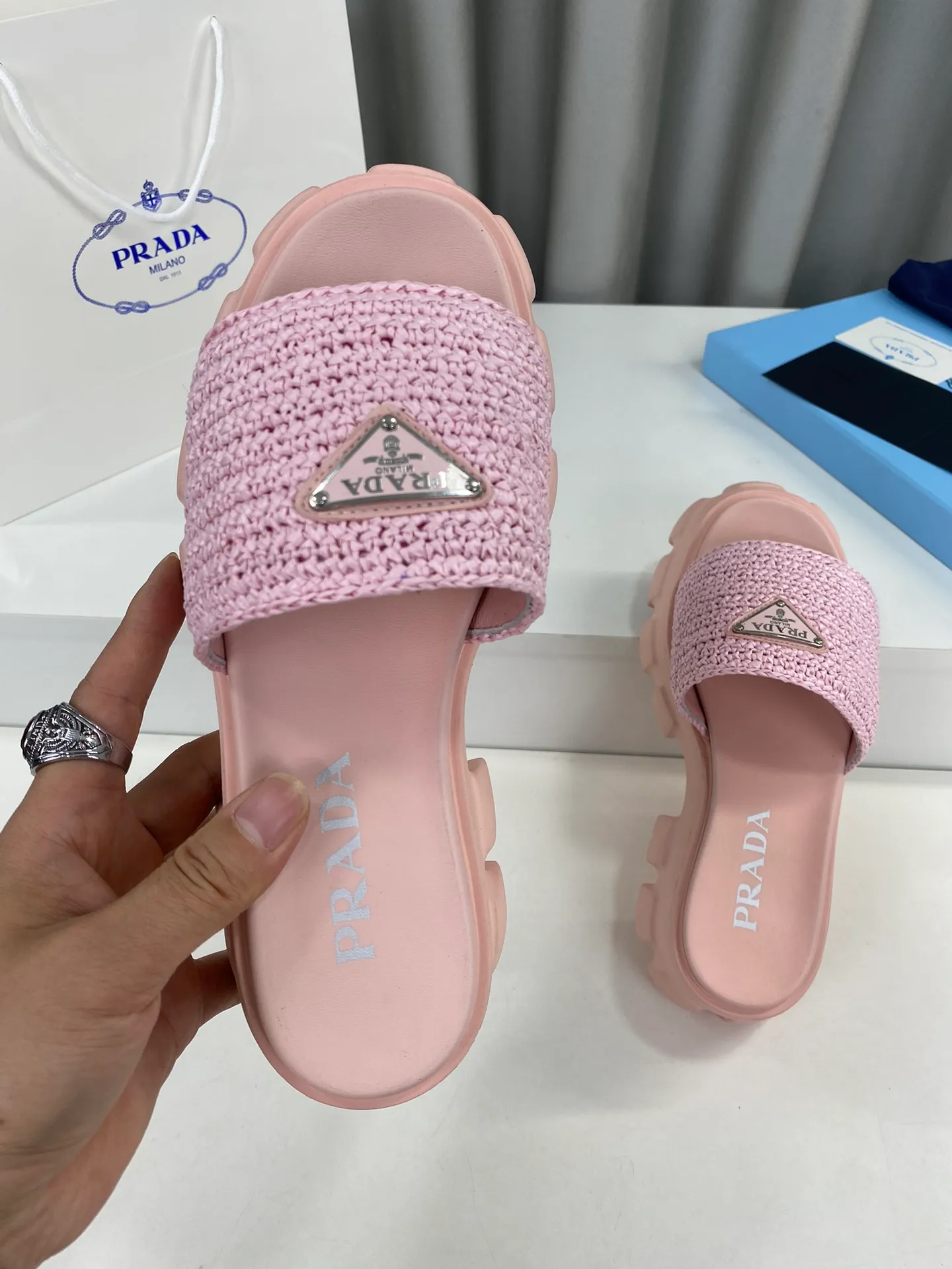 💕💕Factory direct selling price p460💕💕 Prada's latest tooth-woven thick-soled triangle buckle slippers☑️ Latest environmentally friendly PP material, fully handmade crochet, just like knitting sweaters, slow work and meticulous work, retro fashionable thick-soled shoes, with rubber uppers, making the whole pair of shoes light and comfortable. Bright colors, a variety of choices to meet the needs of fashionable people with different styles! The iconic metal triangle logo is paired with the shape of ancient beach slippers. Every design element is fashionable! Size: Women's 35-39 (34, 40, custom-made, non-returnable) Full set of counter original packaging